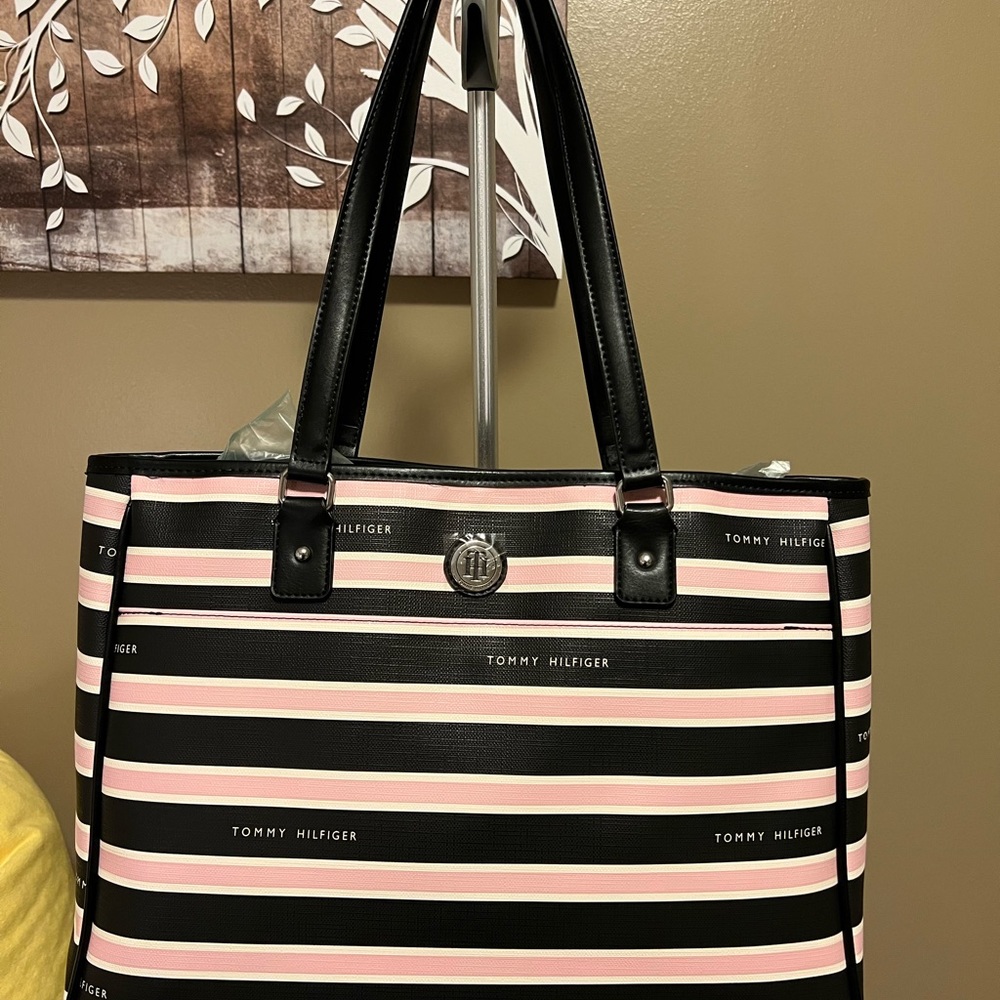 TOMMY HILFIGER TOTE PURSE.  NEW WITH TAGS